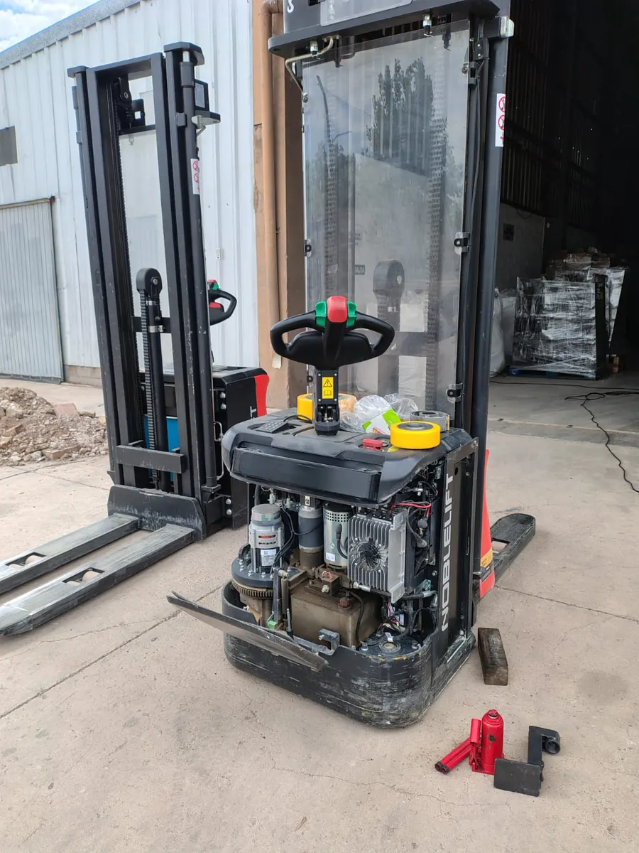 Apilador eléctrico con la tapa abierta durante una reparación