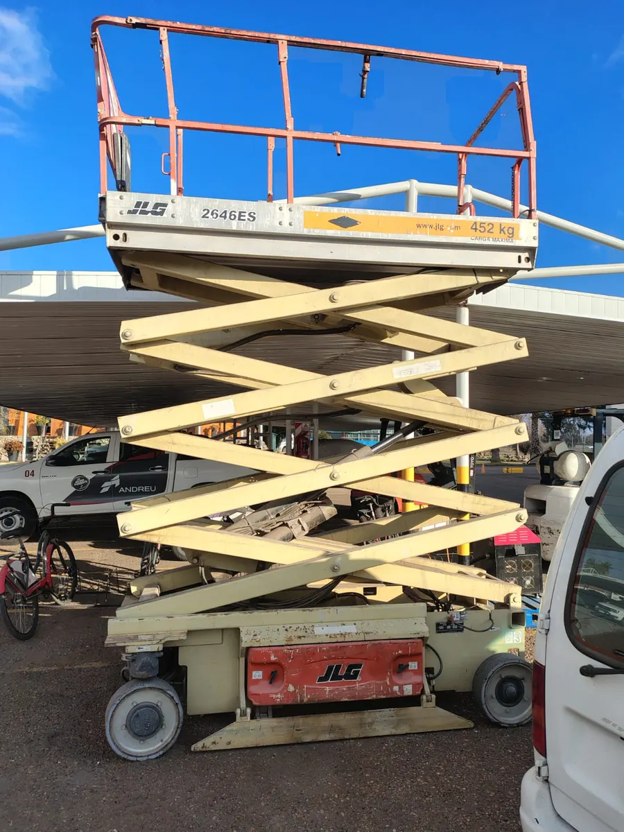 Plataforma elevadora tipo tijera desplegada